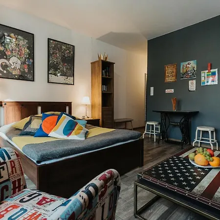 Singer Retro In Kazimierz *